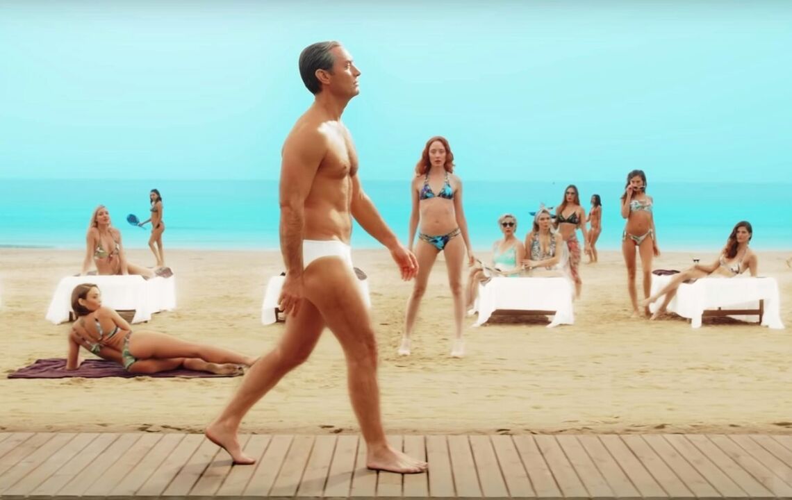 Girls on the beach stared at a man who enlarged his penis